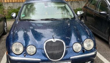 Parkplatznot in Stuttgart: In Heumaden steht ein einsamer Jaguar - Stuttgart