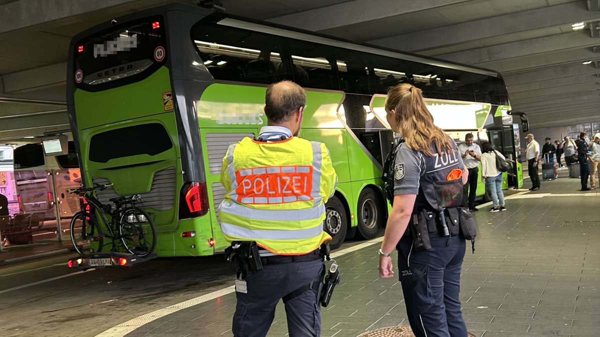 Busterminal Flughafen Stuttgart: Polizei und Zoll stellen bei Kontrollen zahlreiche Verstöße fest