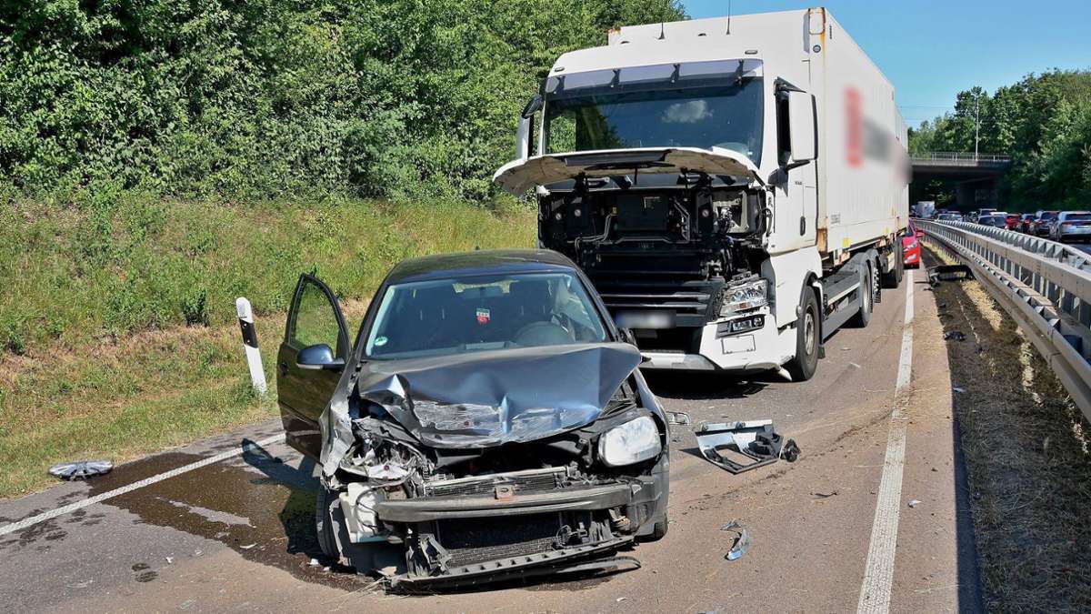Unfall in Stuttgart-Weilimdorf: Lkw und VW kollidieren – Verkehr auf B295 kommt zeitweise zum Erliegen