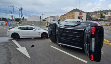 Unfall in Stuttgart-Mitte: Porsche und Mercedes kollidieren auf Kreuzung – eine Person verletzt - Stuttgart