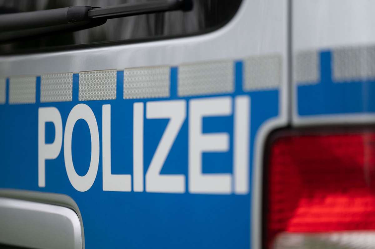 Haltestelle in Stuttgart-Feuerbach: Maskierte Männer schlagen und rauben 17- und 18-Jährigen aus