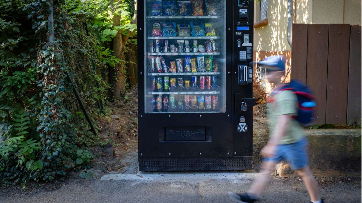 Empörung an Stuttgarter Gymnasien: Automaten mit Vapes und Süßem vor der Schule – Eltern und Lehrer alarmiert