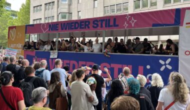 Großevents in Stuttgart: CSD-Parade gestartet – Demozug unterwegs durch die Innenstadt