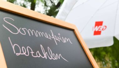 Protest in Stuttgart: Zum Berufsstart arbeitslos: Künftige Lehrer fordern Bezahlung in Sommerferien