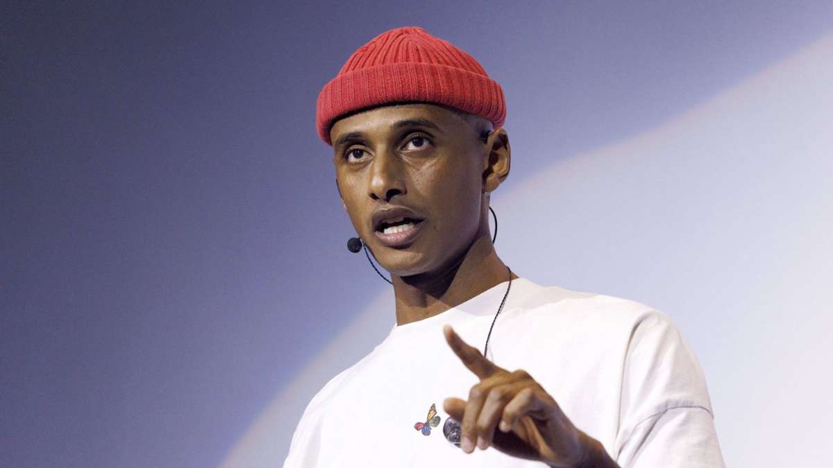 Comedian in Stuttgart: „Du bist spät dran“ – Teddy irritiert über schwäbische Unpünktlichkeit