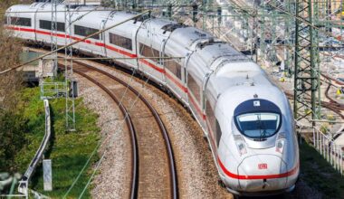 ICE nach Stuttgart: Jugendliche im Gleisbereich – Lokführer muss stark abbremsen