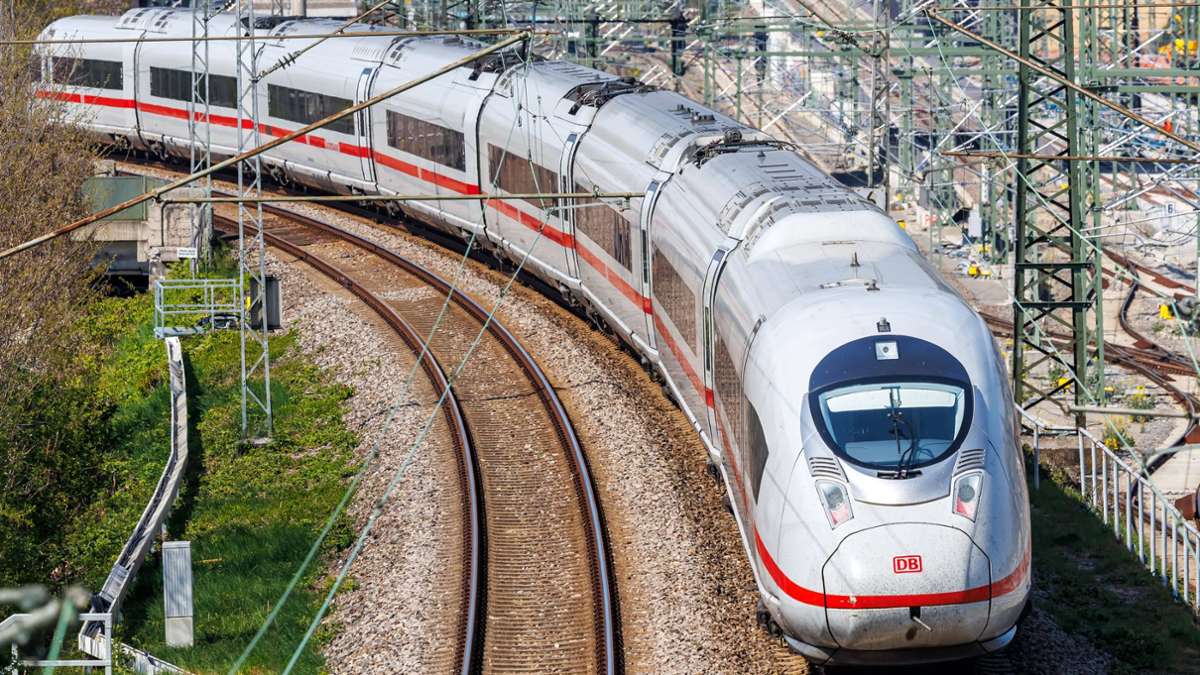 ICE nach Stuttgart: Jugendliche im Gleisbereich – Lokführer muss stark abbremsen