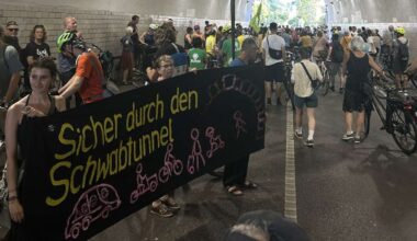 Demonstration in Stuttgart: Fußgänger und Radler gehen für mehr Sicherheit im Schwabtunnel auf die Straße