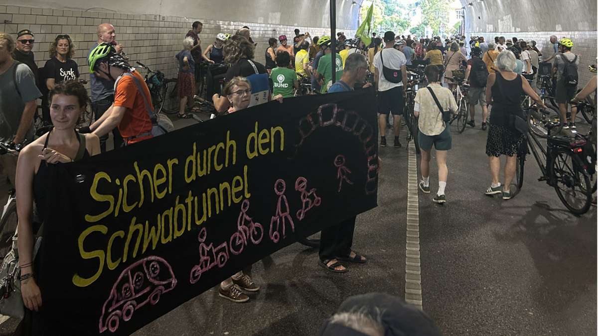 Demonstration in Stuttgart: Fußgänger und Radler gehen für mehr Sicherheit im Schwabtunnel auf die Straße