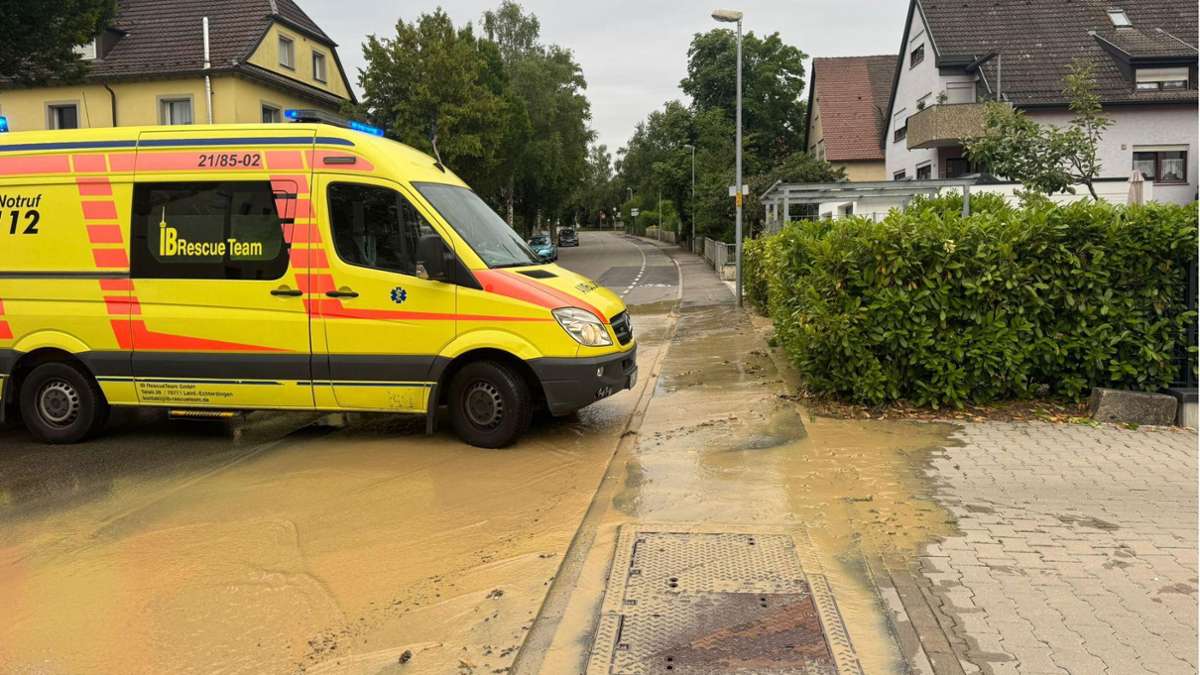 Wasserrohrbruch in Stuttgart-Rohr: Straße überflutet – 20 Gebäude betroffen