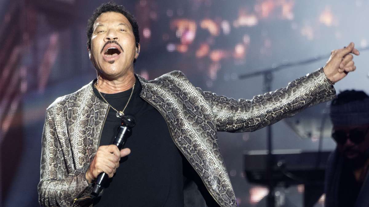 Jazz Open in Stuttgart: Nicht ohne mein Jackett: So war’s bei Lionel Richie auf dem Schlossplatz - Kultur