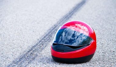 Unfall in Stuttgart-Weilimdorf: 76-jähriger Autofahrer missachtet Vorfahrt – Motorradfahrer schwer verletzt