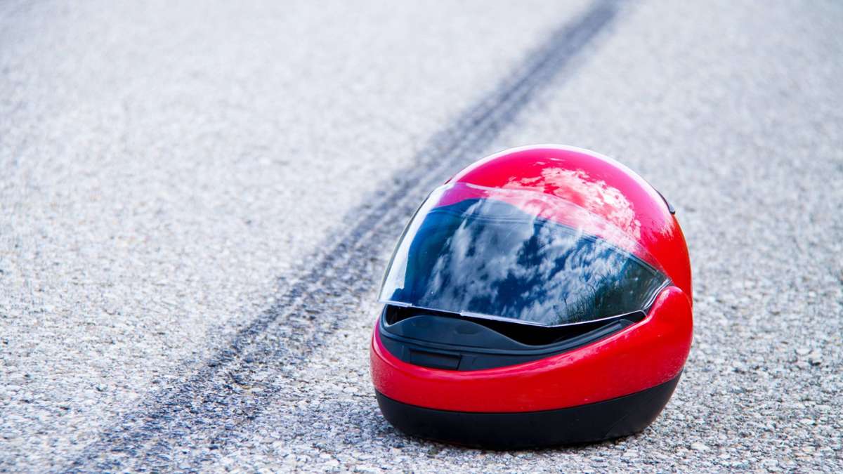 Unfall in Stuttgart-Weilimdorf: 76-jähriger Autofahrer missachtet Vorfahrt – Motorradfahrer schwer verletzt