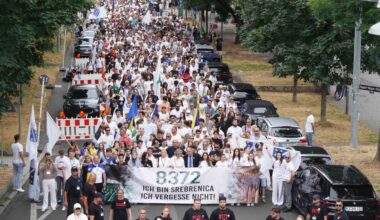 Demonstration in Stuttgart: Trauermarsch in Stuttgart –Tausende gedenken Opfern von Srebrenica