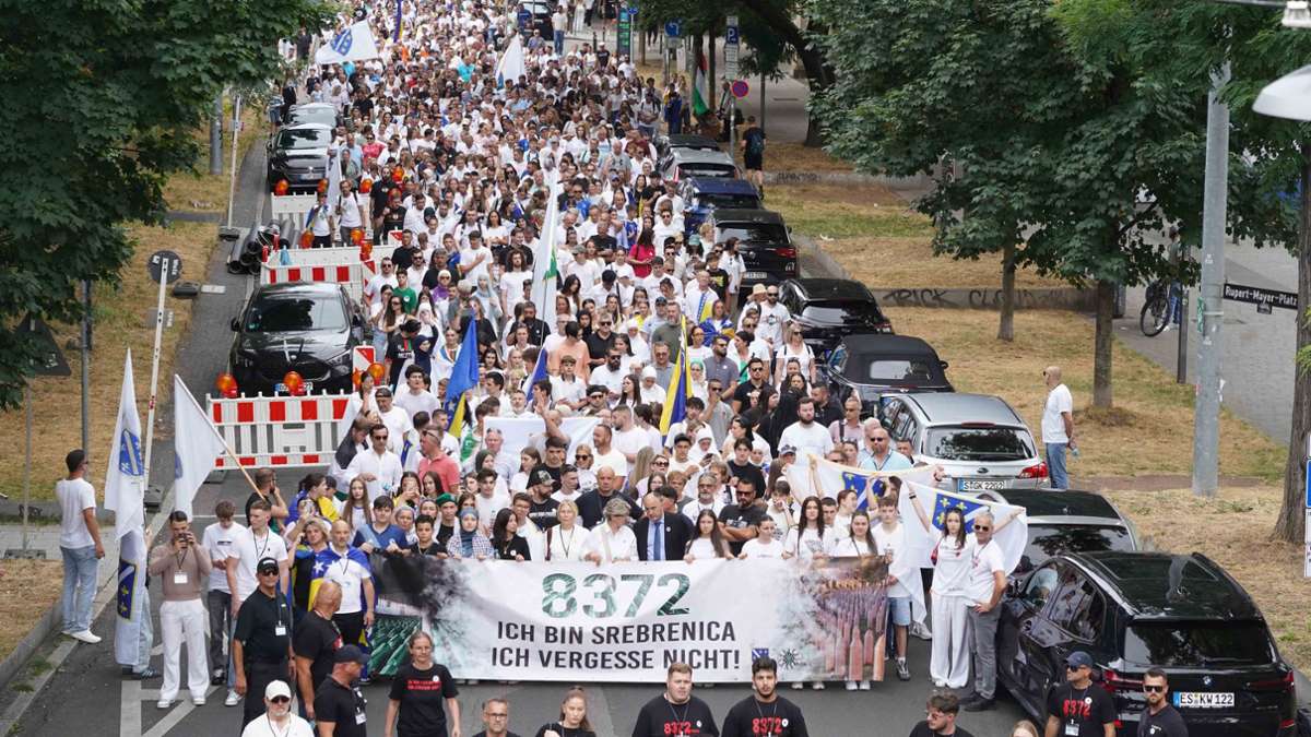 Demonstration in Stuttgart: Trauermarsch in Stuttgart –Tausende gedenken Opfern von Srebrenica