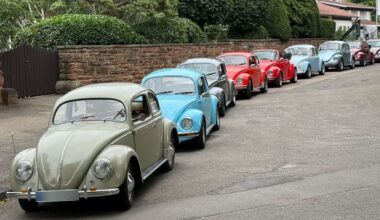 Vor der Porsche-Villa: VW-Käfer-Fans feiern den neunzigsten Geburtstag des Prototyps