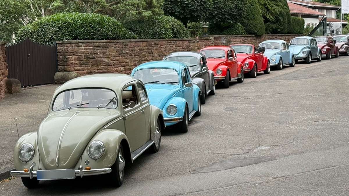 Vor der Porsche-Villa: VW-Käfer-Fans feiern den neunzigsten Geburtstag des Prototyps