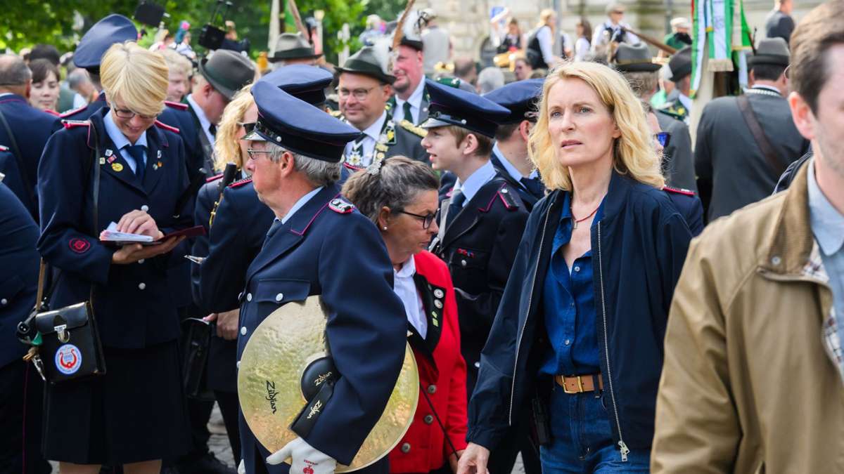 Schützen ziehen durch Hannover: Furtwängler dreht Tatort mitten im Schützenausmarsch