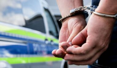 Drogendelikt im Kreis Karlsruhe: Polizei nimmt Drogendealer fest – Kokain, Cannabis und Waffen sichergestellt