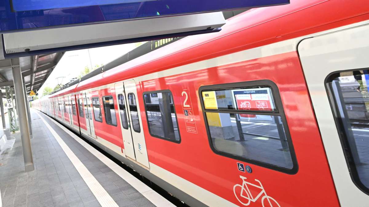 Haltestelle Stuttgart-Vaihingen: Unbekannter küsst Frau und zwei Männer gegen deren Willen – Zeugen gesucht