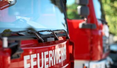 Feuer in Stuttgart-Mitte: Feuerwehr löscht Brand auf Hoteldach – schwarzer Rauch zu sehen