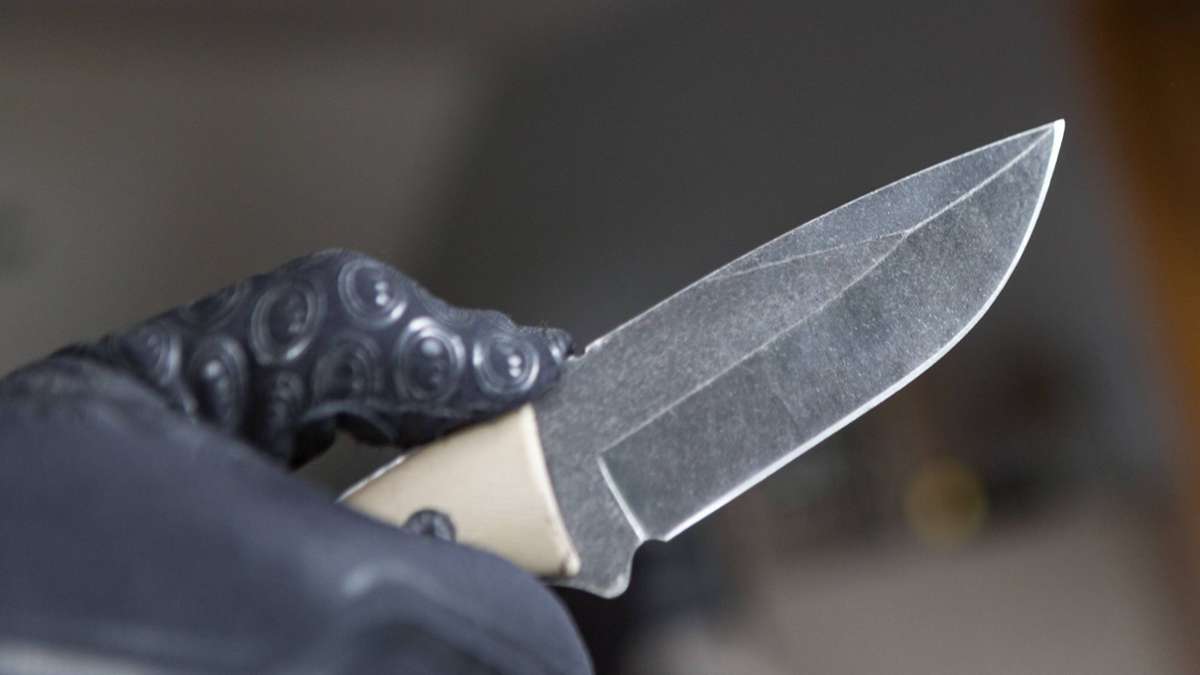 Raubüberfall in Stuttgart: Mann wird mit Messer bedroht und ausgeraubt – Zeugen gesucht