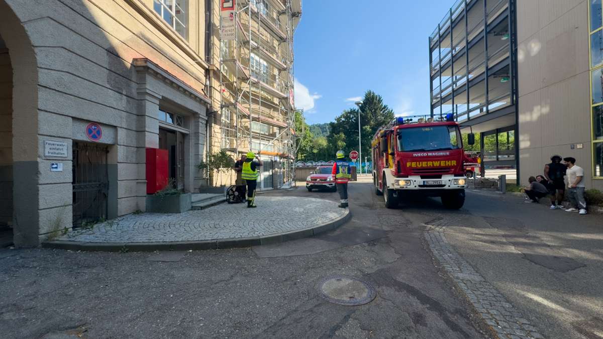 In Studentenwohnheim in Ebingen: Angebranntes Essen ruft Feuerwehr auf den Plan - Bewohner flüchten - Albstadt