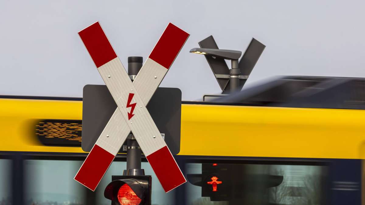 Unfall in Zuffenhausen: Auto kollidiert mit Stadtbahn