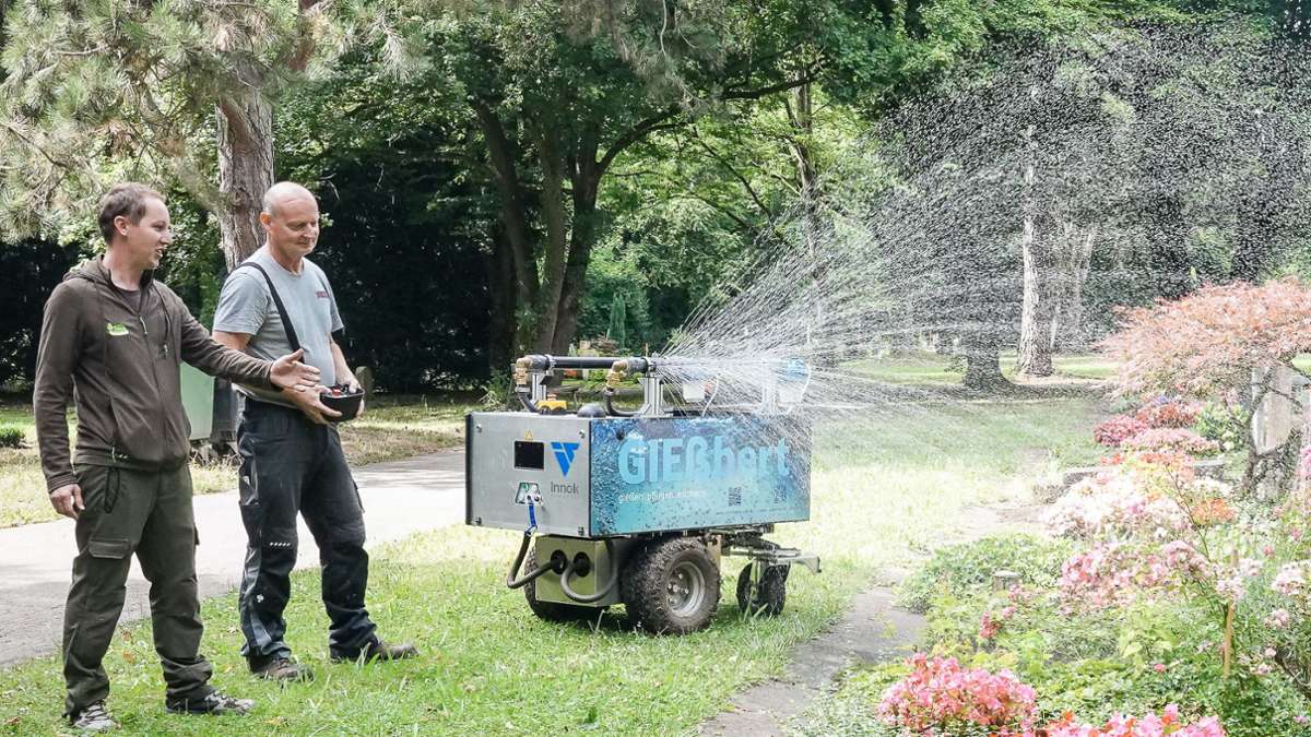 Friedhof in Degerloch: „Gießbert“ – ein Roboter kümmert sich jetzt um Stuttgarter Gräber