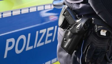 Vorfall in Stuttgart: Mann versucht, Polizist die Waffe zu entreißen