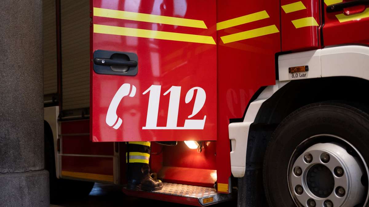 Feuer in Karlsruhe: Müllberg in Entsorgungsbetrieb in Flammen