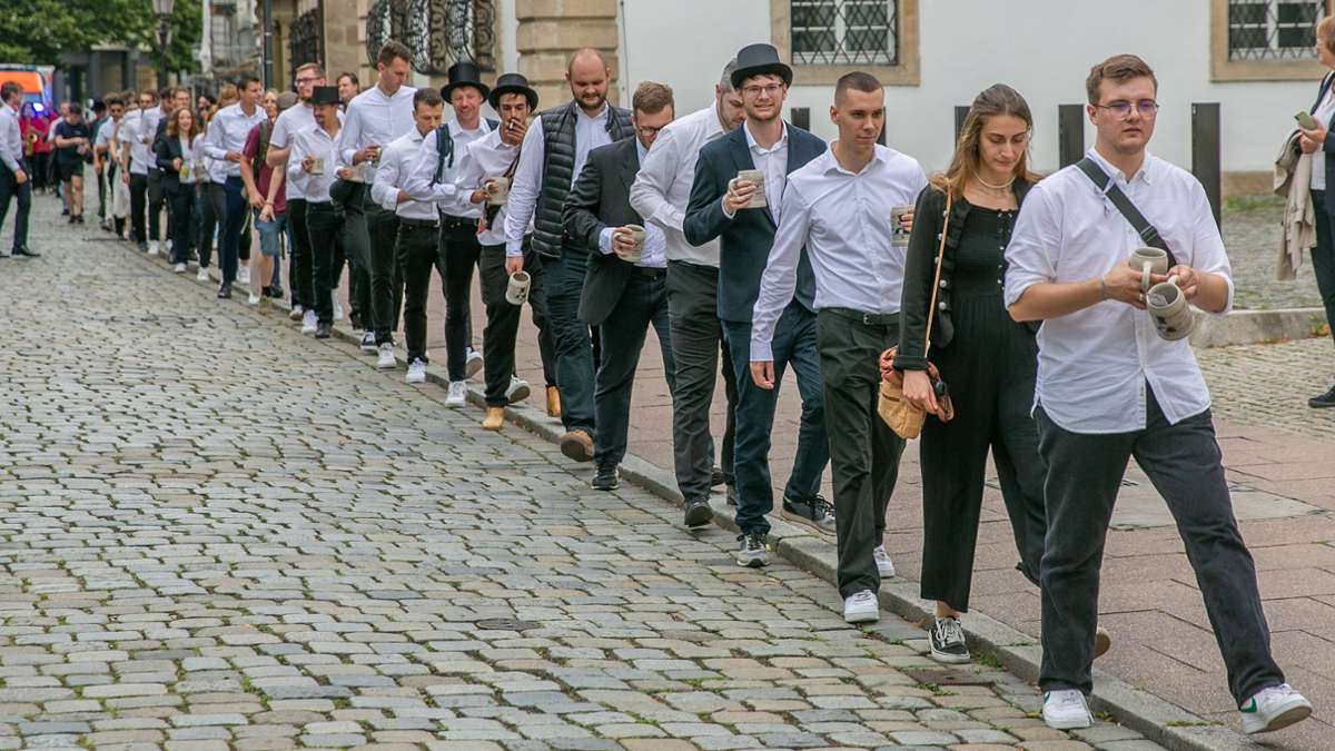 Modisch Neues bei Kandelmarsch: Mit Holzfliegen und Marineblau: Esslingen verabschiedet Studierende - Esslingen