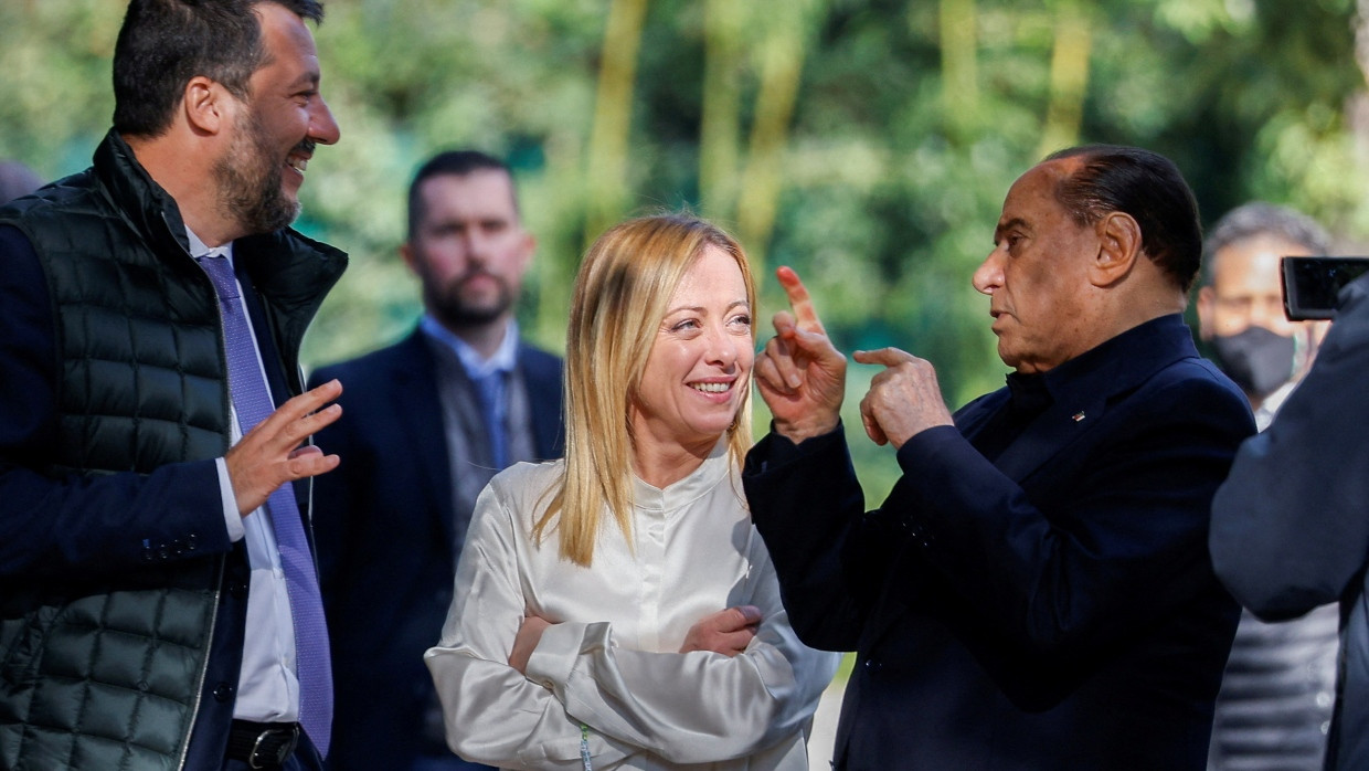 Meloni im Jahr 2021 im Gespräch mit Berlusconi (rechts) und Salvini (links)