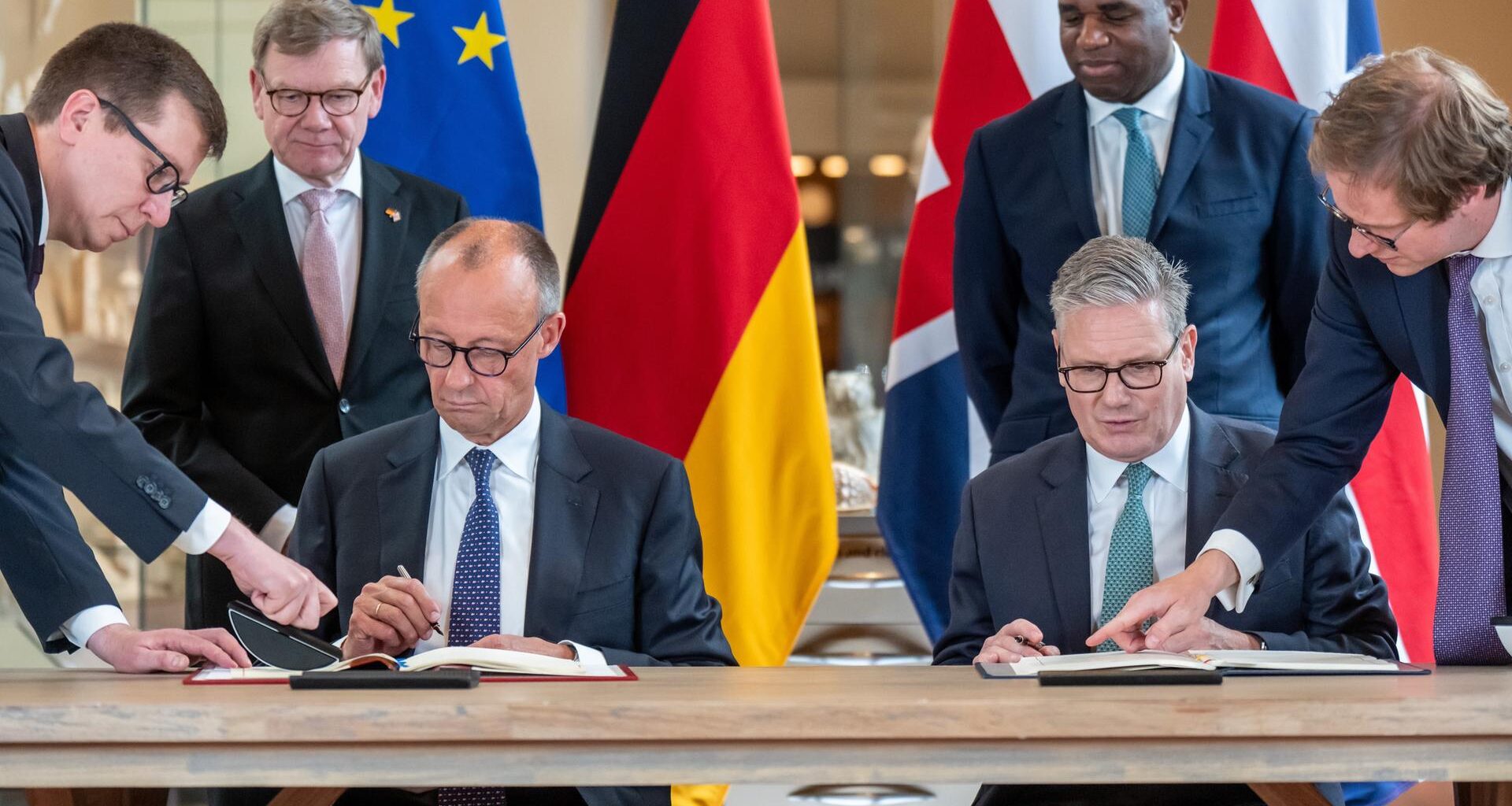 Bundeskanzler Friedrich Merz (Mittel, CDU) nimmt neben Keir Starmer (mitte r), Premierminister von Großbritannien an der Zeremonie zur Unterzeichnung eines neuen Freundschaftsvertrags teil.