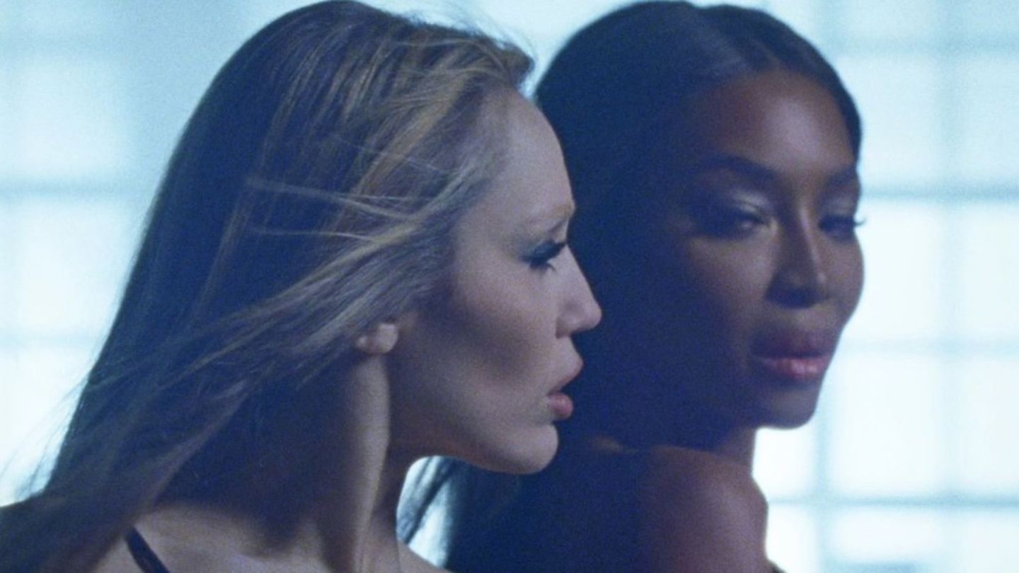 Miley Cyrus und Naomi Campbell im Musikvideo zur Single "Every Girl You've Ever Loved"