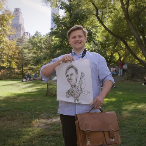 Sebastian Hotz mit einer Karikatur