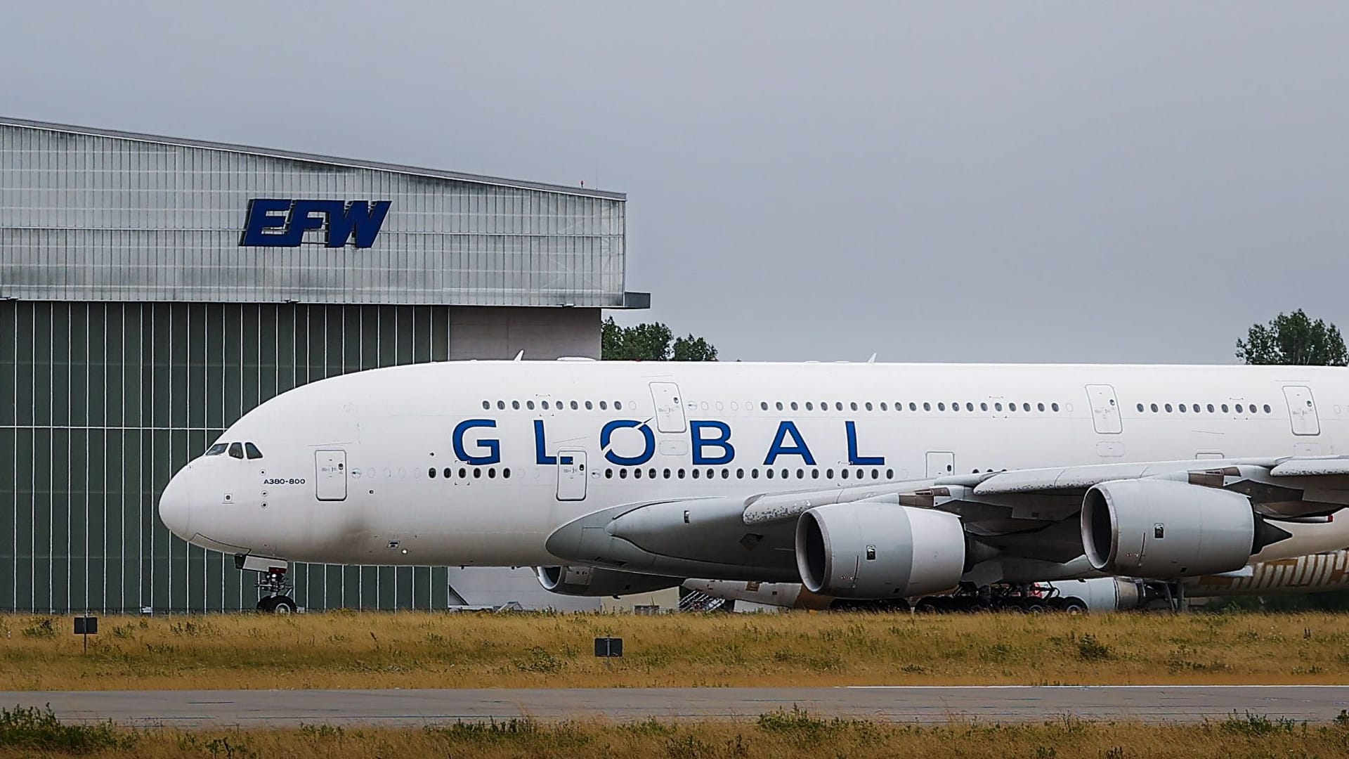 Mitarbeiter der Elbe Flugzeugwerke haben sich am Mittwoch nach der Wartung des A380 der Global Airlines von dem Mega-Airbus verabschiedet: Am frühen Nachmittag startete die Maschine vom Flughafen Dresden aus in Richtung Frankreich.