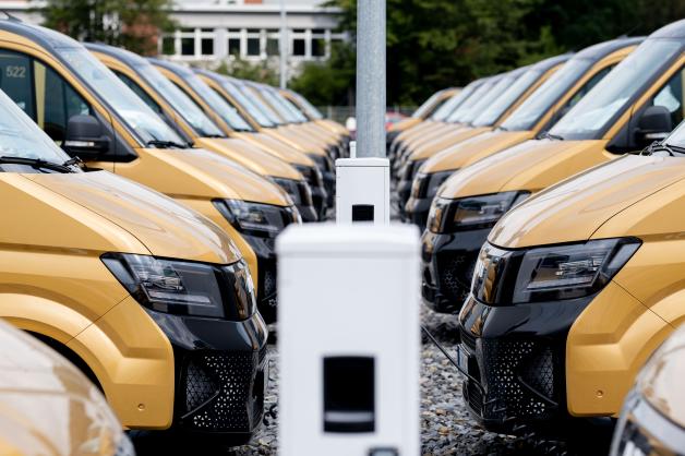Die Elektrofahrzeuge der Moia-Flotte kommen regelmäßig an firmeneigenen Ladepunkten zusammen. 