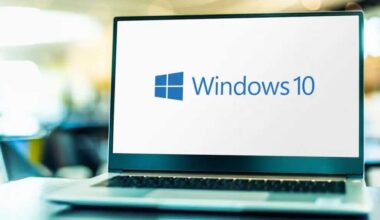 Laptop mit Windows 10 Logo