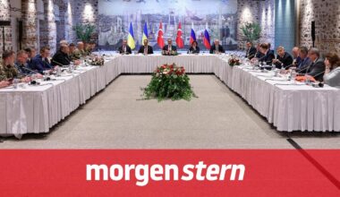 Delegationen der ukrainischen und der russischen Delegationen verhandeln unter Vermittlung der Türkei