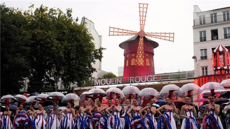 Moulin-Rouge-Tänzerinnen bei der Tour de France.
