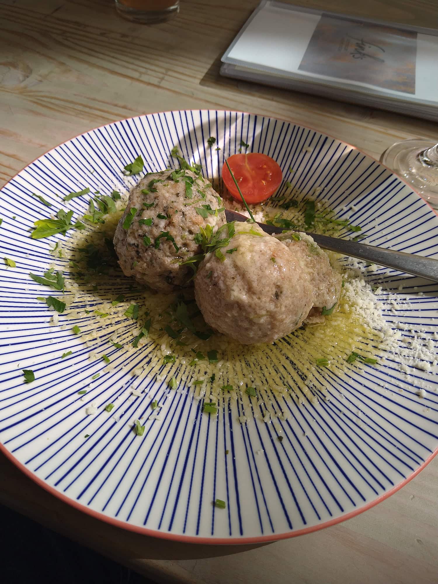 frische Knödel auf dem Teller
