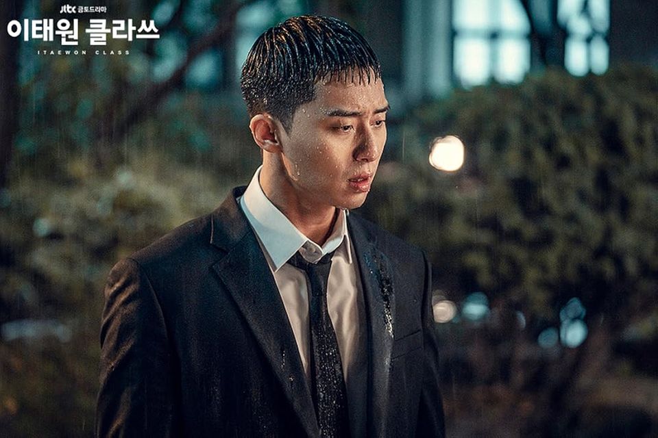 Szene aus einer koreanischen Serie, ein Mann steht im Regen