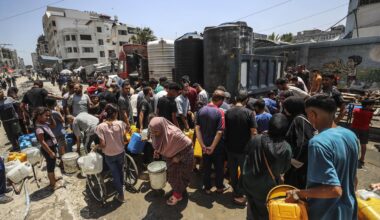 Palästinenser versuchen in Gaza-Stadt im Gazastreifen ihre Trinkwasservorräte aufzufüllen. Die Versorgungslage der Menschen ist katastrophal, ein Ende der Kämpfe noch nichtg greifbar.