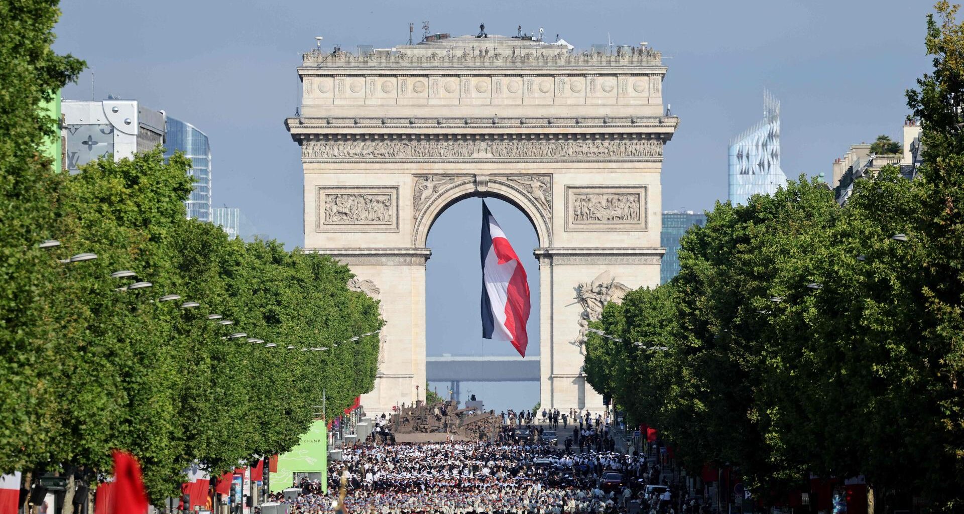 Teilnehmer warten auf den Beginn der jährlichen Militärparade zum Nationalfeiertag auf den Champs-Élysées.