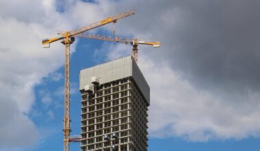 Brite springt offenbar mit Gleitschirm vom Estrel Tower in Neukölln