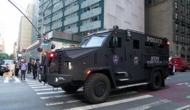 Ein gepanzertes Fahrzeug der Polizei steht vor einem Wolkenkratzer in New York