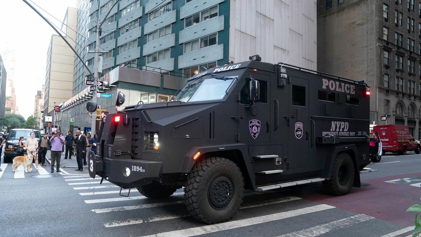 Ein gepanzertes Fahrzeug der Polizei steht vor einem Wolkenkratzer in New York