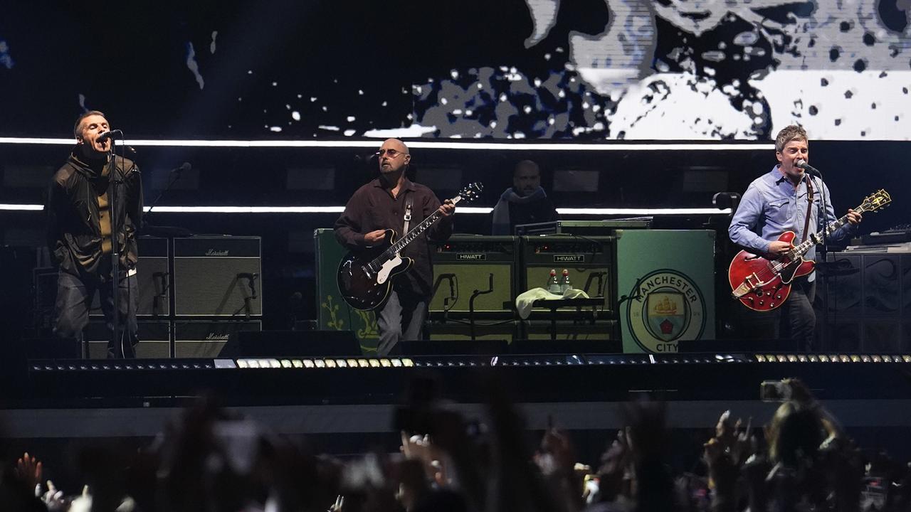 Erstes Konzert seit 16 Jahren: Zehntausende feiern Oasis-Comeback