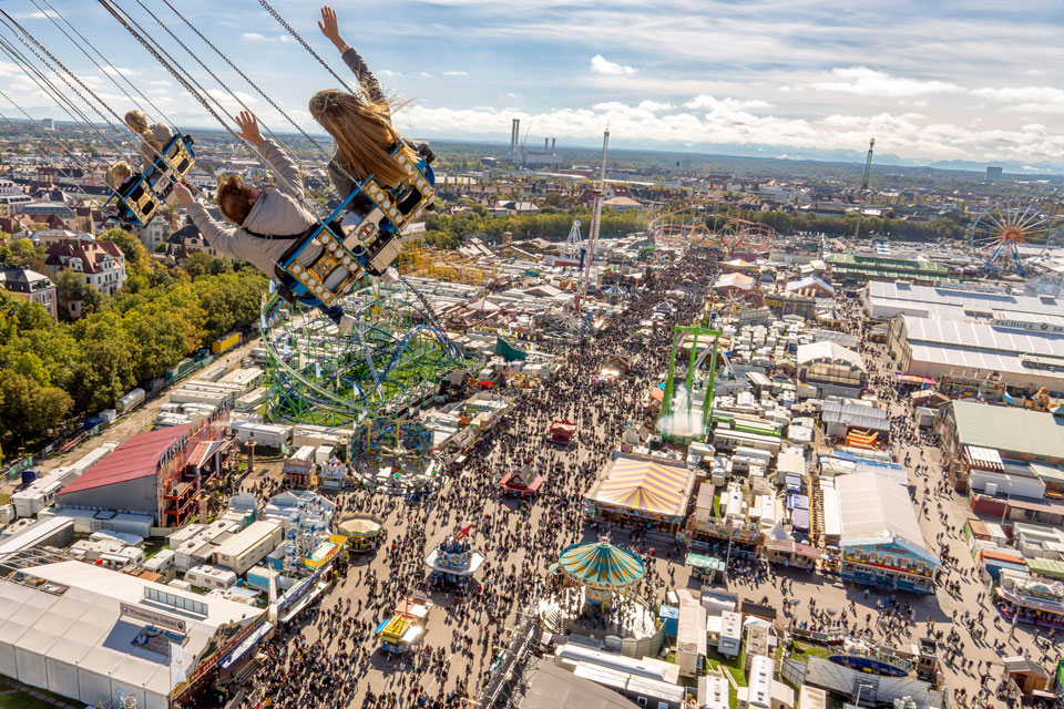 Blick von oben: Hunderttausende Besucherinnen und Besucher strömen jedes Jahr zum Oktoberfest auf die Münchner Theresienwiese.